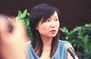明達鎮(zhèn)失聰教師戴著助聽器堅守三尺講臺