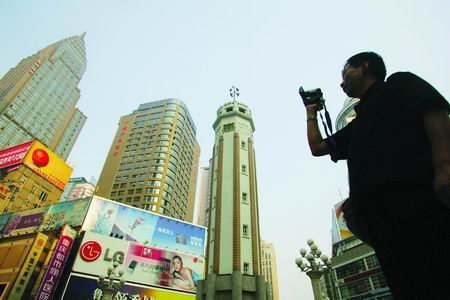 蟠龍鎮(zhèn)偏癱男孩想看主城美景 義工拍下DV圓心愿