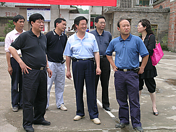 縣領(lǐng)導(dǎo)到文化鎮(zhèn)了解復(fù)課和重建進(jìn)度
