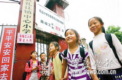 災(zāi)區(qū)兒童 笑臉像花兒一樣
