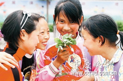 災(zāi)區(qū)兒童 笑臉像花兒一樣