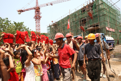 禮讓鎮(zhèn)學(xué)生到建筑工地感謝建筑工人