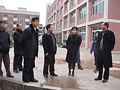 代小紅察看英利育才小學(xué)災(zāi)后重建