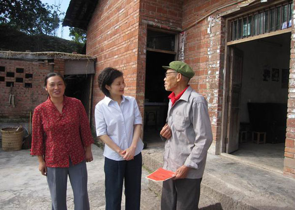 代小紅縣長到金帶鎮(zhèn)慰問優(yōu)撫對象