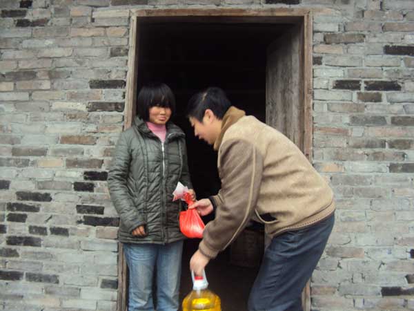 虎城鎮(zhèn)計(jì)生辦進(jìn)家入戶(hù)慰問(wèn)計(jì)生困難家庭