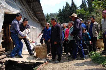 梁山街道：為貧困戶贈(zèng)送種羊