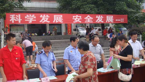 屏錦鎮(zhèn)開展安全生產(chǎn)宣傳咨詢?nèi)栈顒?dòng)