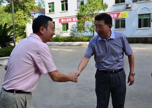 蔣宜茂到合興鎮(zhèn)看望慰問一線教師
