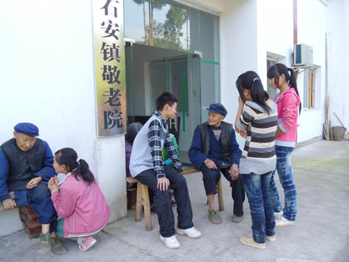 學(xué)生們正在和老人們親切談心（楊順 攝）
