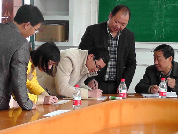 教師代表在測評表密封袋上簽字