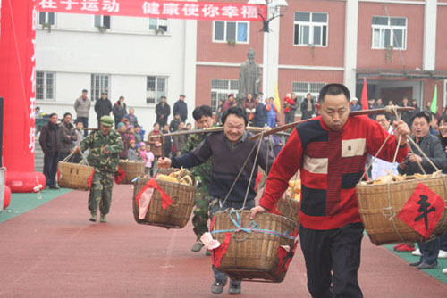 禮讓鎮(zhèn)：趣味運(yùn)動(dòng)會(huì)農(nóng)民笑哈哈