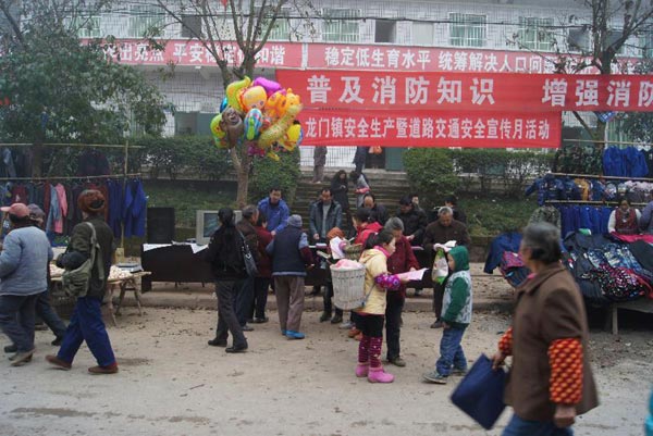龍門鎮(zhèn)開展安全生產(chǎn)暨道路交通安全宣傳月活動(dòng)
