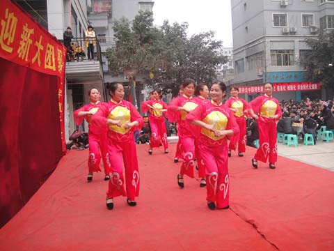 屏錦鎮(zhèn)：廣場(chǎng)擺起“百桌宴” 歡歌笑語迎新春
