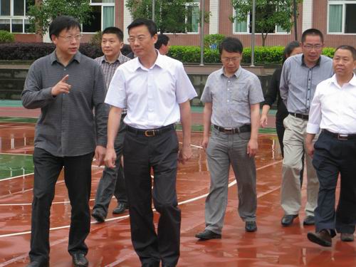 縣委副書記、代理縣長吳盛海到英利育才小學(xué)調(diào)研