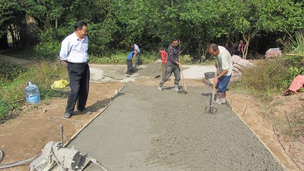 袁驛鎮(zhèn)：村民自籌資修公路，助推效益農(nóng)業(yè)發(fā)展