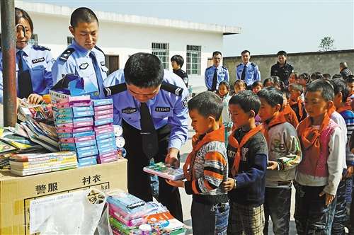 回龍鎮(zhèn)：民警為村小學(xué)布置“愛心圖書角”