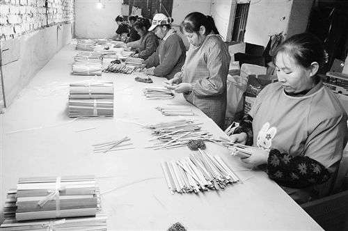工人挑選壽竹竹片。通訊員