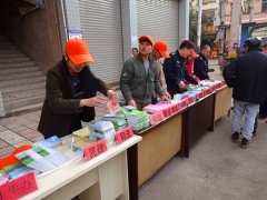虎城鎮(zhèn)機(jī)關(guān)青年職工法制日街頭宣傳法律法規(guī)