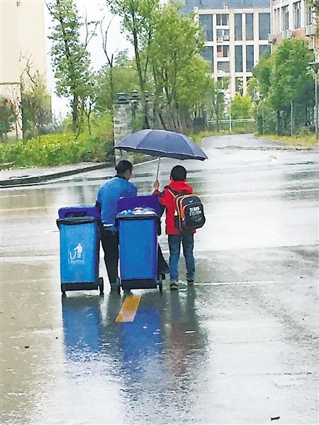大雨中給保潔阿姨撐傘 7歲娃被贊“最暖小學(xué)生”