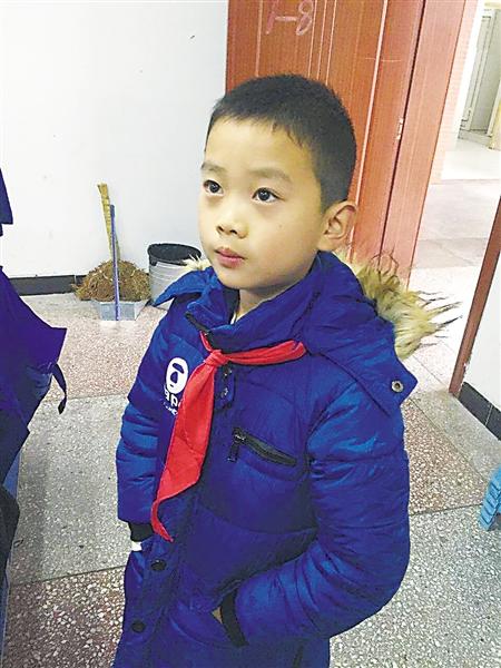 大雨中給保潔阿姨撐傘 7歲娃被贊“最暖小學(xué)生”