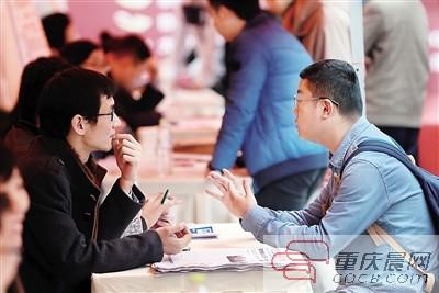 近萬人涌入招聘會 面試官一來就問：有沒有工作經(jīng)驗