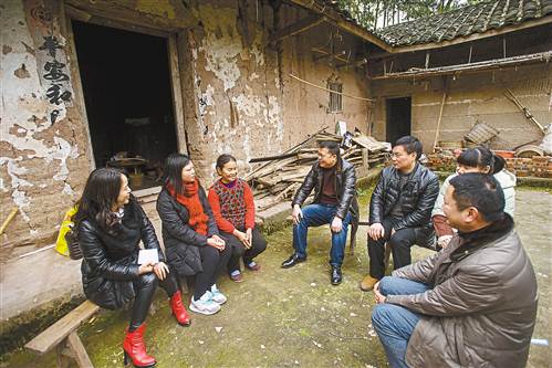 2月16日，梁平縣和林鎮(zhèn)蔡家村三組，鎮(zhèn)干部看望孤兒大學(xué)生劉忠麗，并為她聯(lián)系實(shí)習(xí)單位