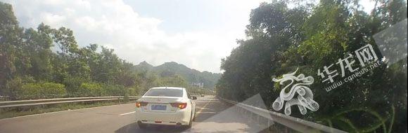 男子駕車高速路“龜速”行駛 為啥？ 原因讓人哭笑不得