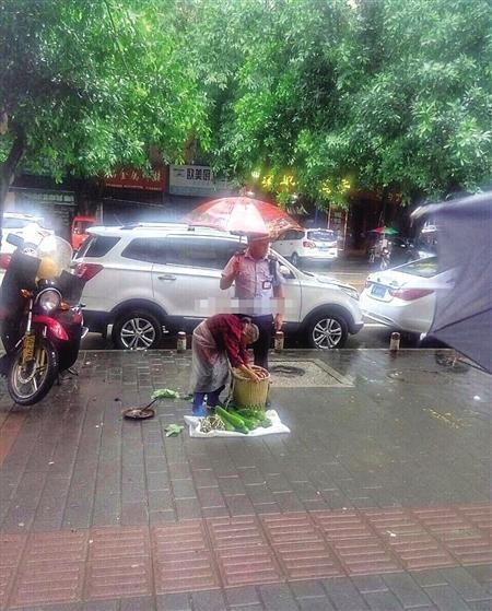暖心！協(xié)勤為賣菜婆婆打傘 