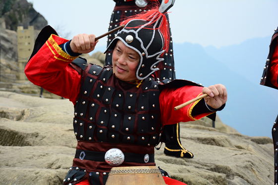 梁平癩子鑼鼓傳承人、全國優(yōu)秀文化志愿者賀志燦在梁平區(qū)滑石古寨景區(qū)表演癩子鑼鼓。特約通訊員 張常偉 攝