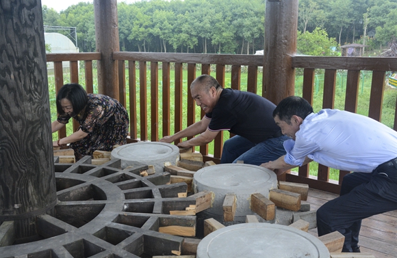 體驗農(nóng)耕文化。梁平區(qū)文化和旅游發(fā)展委員會供圖 華龍網(wǎng)發(fā)