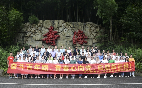 璧山游客在梁平壽海景點合影留念。梁平區(qū)文化和旅游發(fā)展委員會供圖 華龍網(wǎng)發(fā)