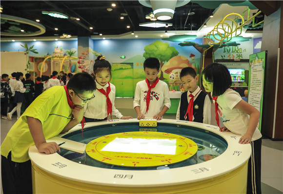 9月18日，市民在梁平區(qū)都梁科技館啟蒙科學(xué)展廳體驗(yàn)“花兒時(shí)鐘”科學(xué)原理。通訊員 熊偉 攝