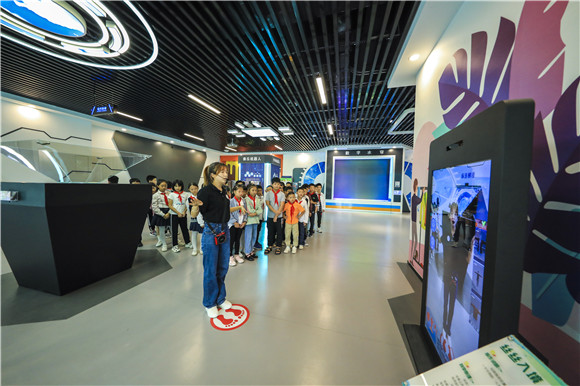 9月18日，市民在梁平區(qū)都梁科技館啟蒙科學(xué)展廳參觀。通訊員 熊偉 攝
